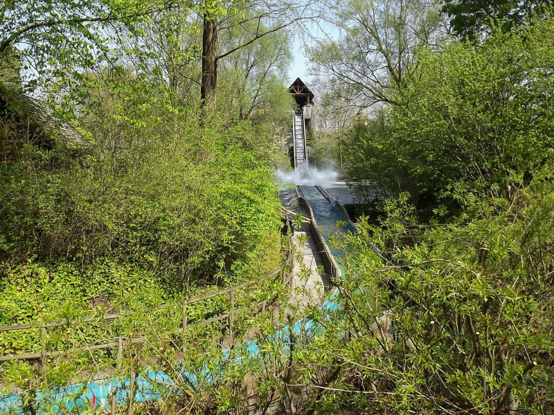 River Splash • Mack Rides Log Flume