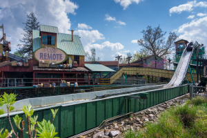 Race for your life Charlie Brown • Arrow Log Flume