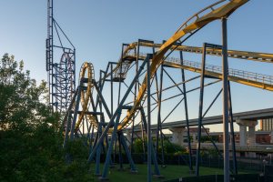 Batman The Ride • B&M Inverted Coaster