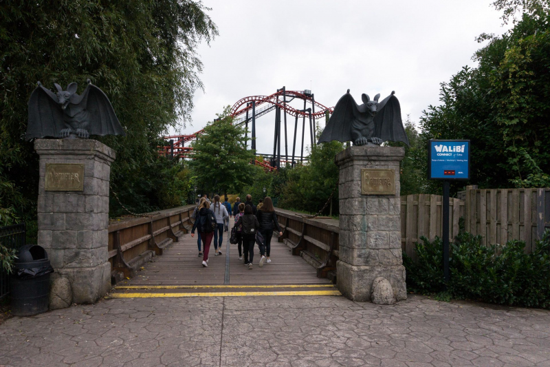 Vampire • Vekoma Suspended Looping Coaster